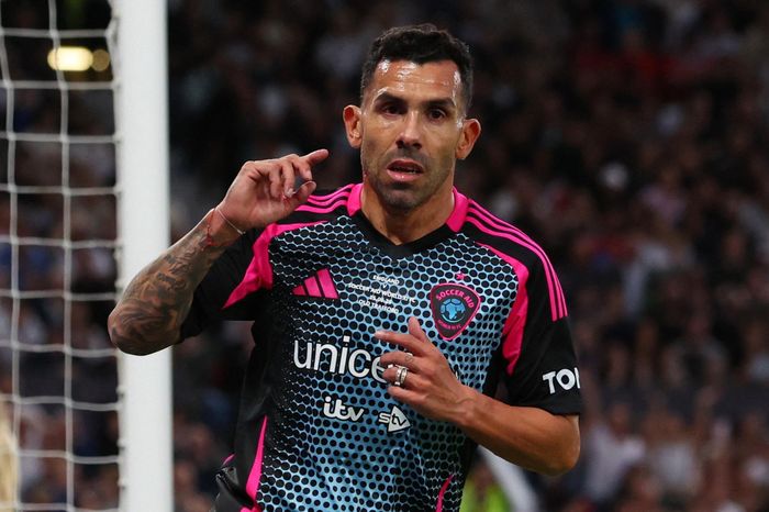 Tevez ghi 4 bàn, Old Trafford vẫn la ó