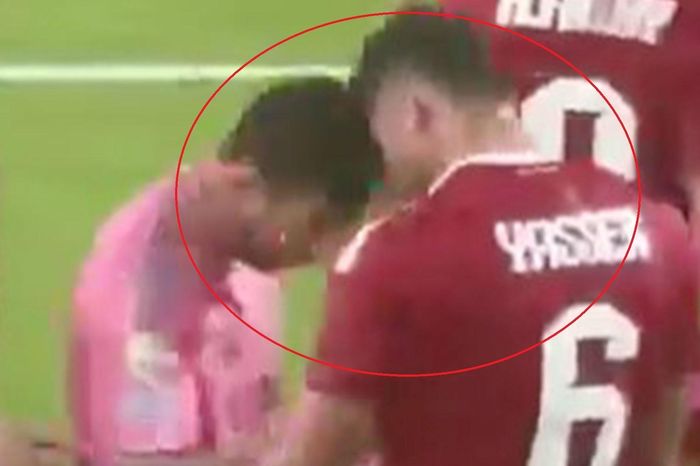 Messi húc đầu đối thủ?
