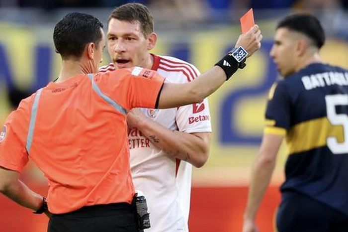 Đại chiến bóng đá Latin, Boca Juniors cầm chân Benfica trận cầu 4 bàn, 3 thẻ đỏ