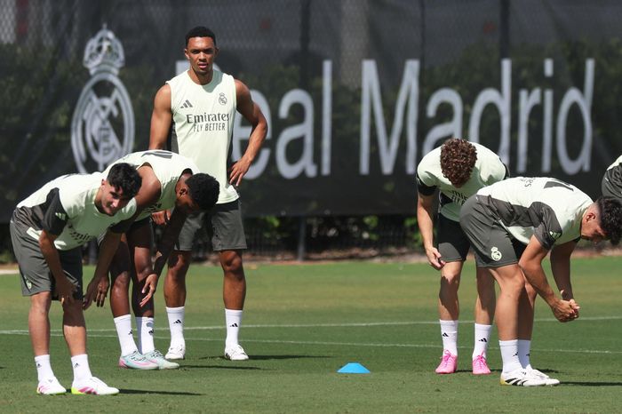 Trent Alexander-Arnold lại gây tranh cãi