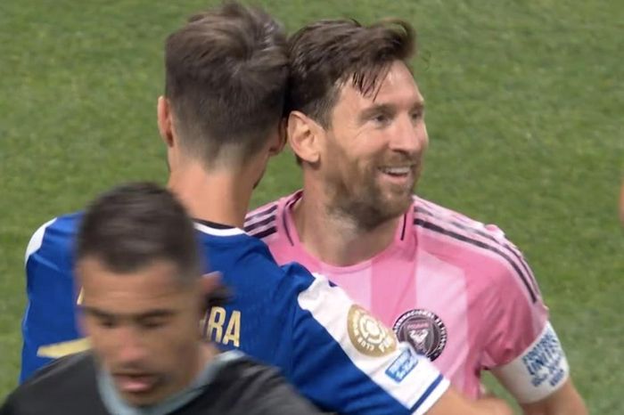 Đối thủ ôm Messi khi trận đấu chưa kết thúc
