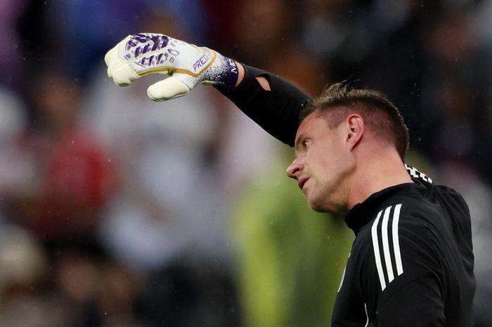 Ter Stegen sụp đổ