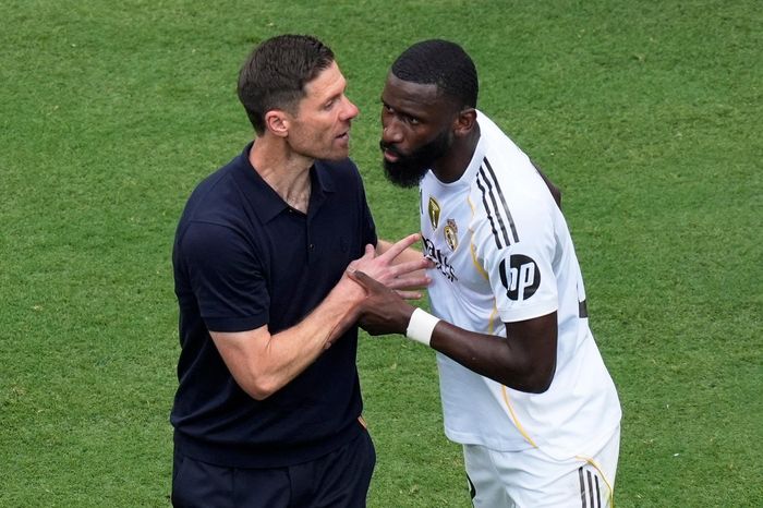 Xabi Alonso nổi giận