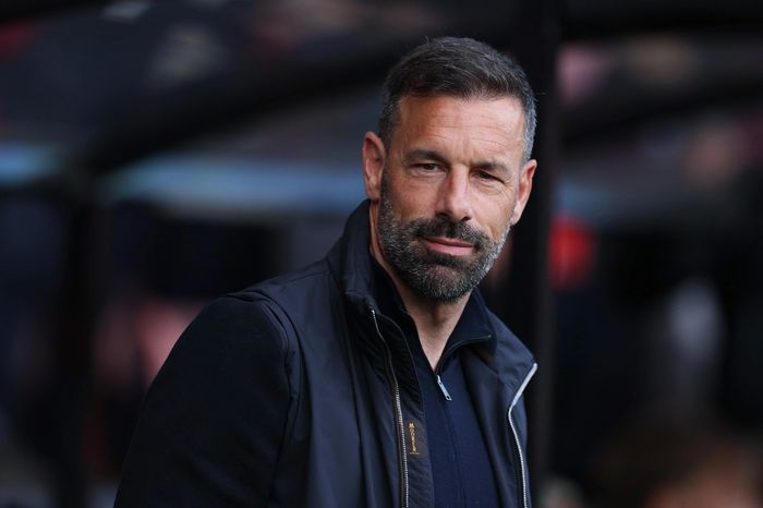 Vì sao Leicester City chưa sa thải Van Nistelrooy