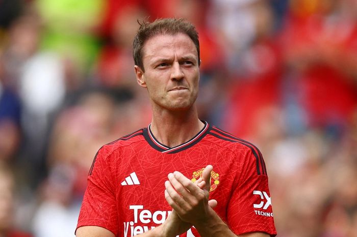 Jonny Evans tiếp tục gắn bó với MU