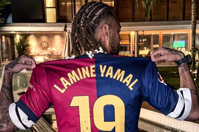 Neymar gây chú ý khi khoác áo Barcelona