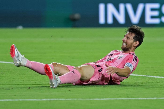 Trận hòa tai hại khiến Messi và đồng đội gặp khó