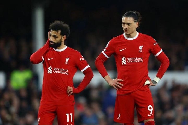 Liverpool hụt hơi trong cuộc đua vô địch, MU thắng lớn