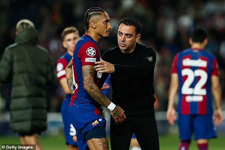 Xavi 'quay đầu' chính thức ở lại Barcelona