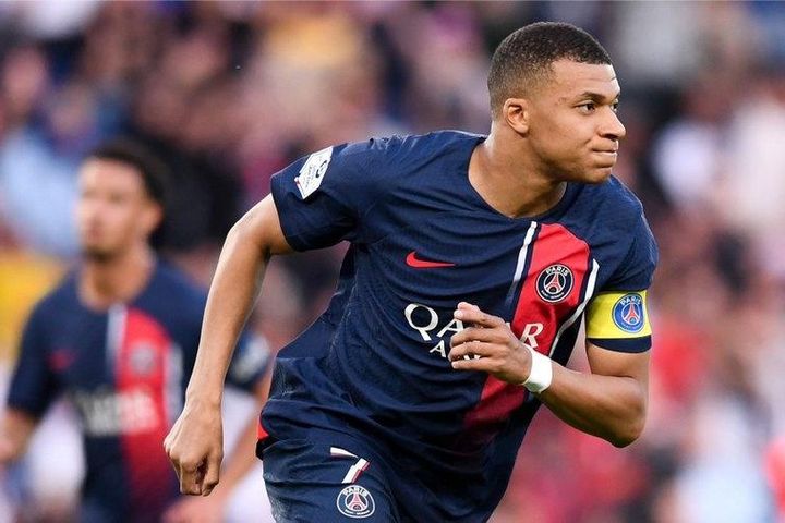 Mbappe làm xiếc với trái bóng trong ngày PSG thắng đậm
