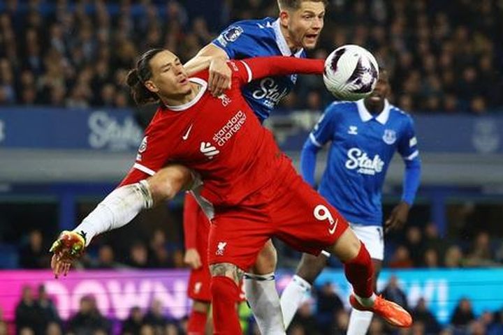Trắng tay trận derby, Liverpool hụt hơi ở cuộc đua vô địch Anh