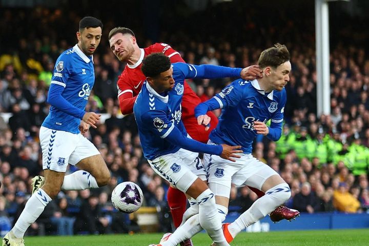 Liverpool thua thảm trước Everton, MU ngược dòng nhờ Bruno
