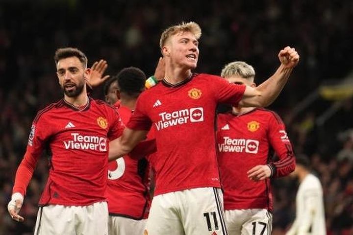 Man Utd ngược dòng vất vả trước đối cuối bảng Premier League