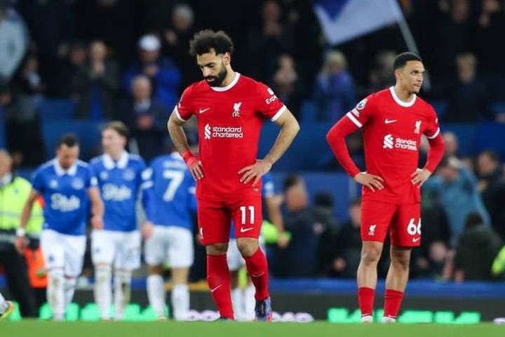 Liverpool hụt hơi trong cuộc đua vô địch sau thất bại tại derby Merseyside