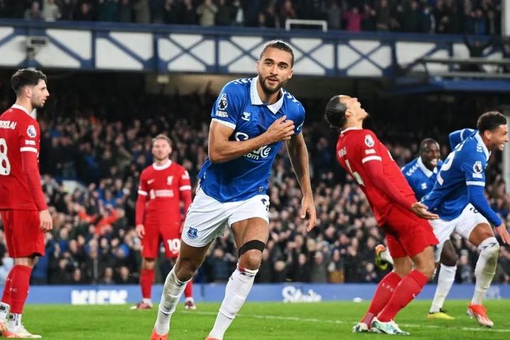 Premier League: Liverpool thua sốc, M.U ngược dòng giành chiến thắng