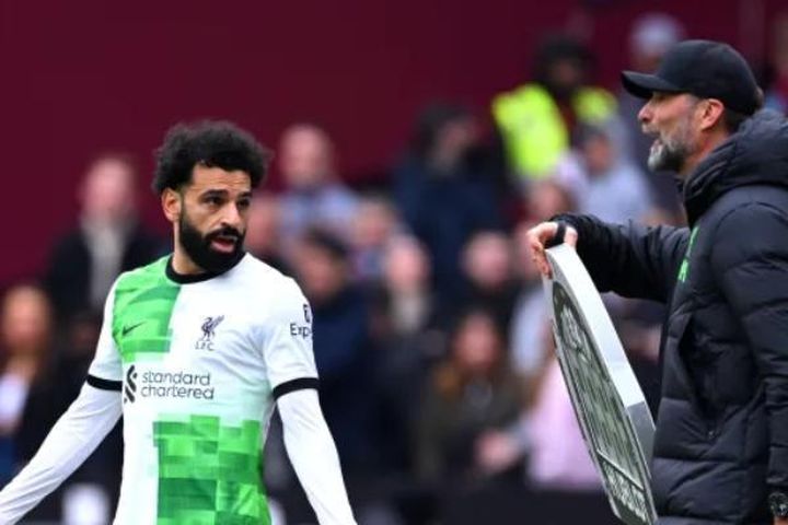 Salah tức giận cãi nhau với Klopp ngay trên đường pitch