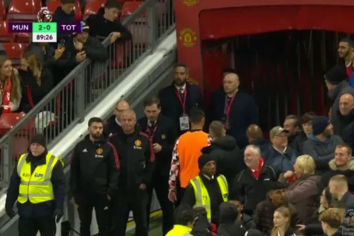 Ronaldo nhận loạt án phạt sốc, 'hết cửa' ra sân ở Man Utd