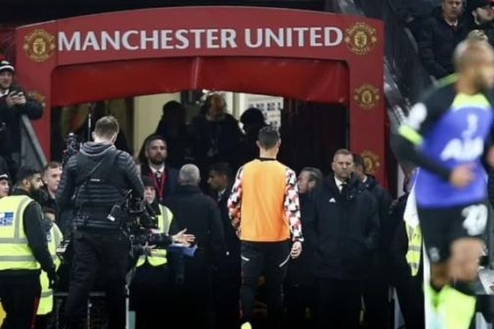CR7 nhận án phạt từ M.U vì thói vô kỷ luật