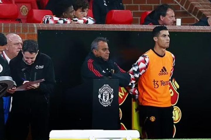 Ronaldo bị gạch tên khỏi đội hình gặp Chelsea