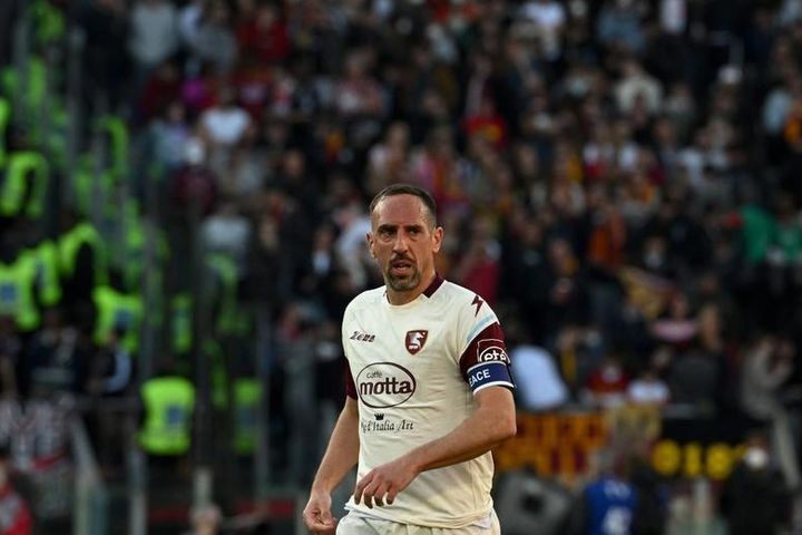 Ngôi sao bóng đá Pháp Franck Ribery tuyên bố giải nghệ