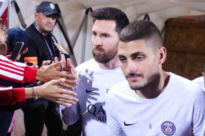Messi được vệ sĩ hộ tống sau trận thắng 3-0