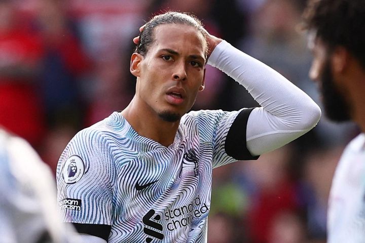Liverpool thua đội bét bảng