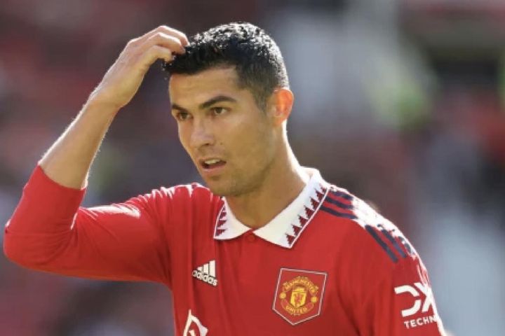 HLV Ten Hag muốn mua Skriniar, Ronaldo xuống đội trẻ tập luyện