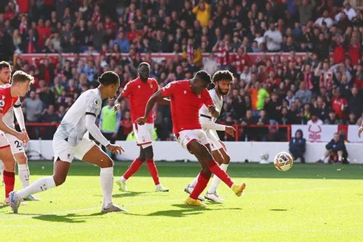 'Người cũ' của MU thăng hoa, Liverpool thua sốc đội bét bảng