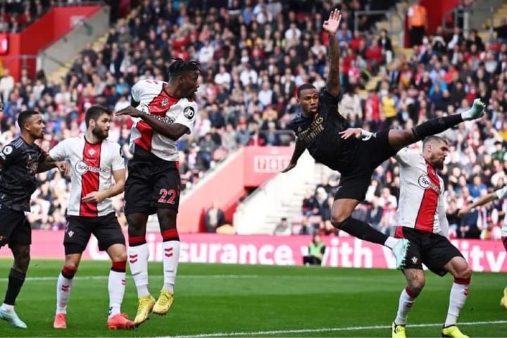 Arsenal 'sẩy chân', Premier League hấp dẫn