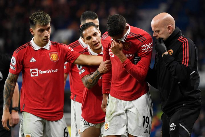 Varane bật khóc khi phải rời sân sớm