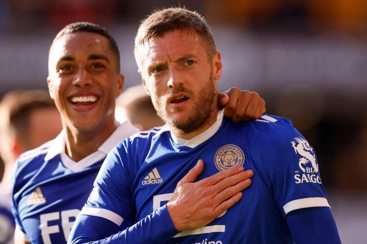 Leicester thoát khỏi nhóm cuối bảng Ngoại hạng Anh