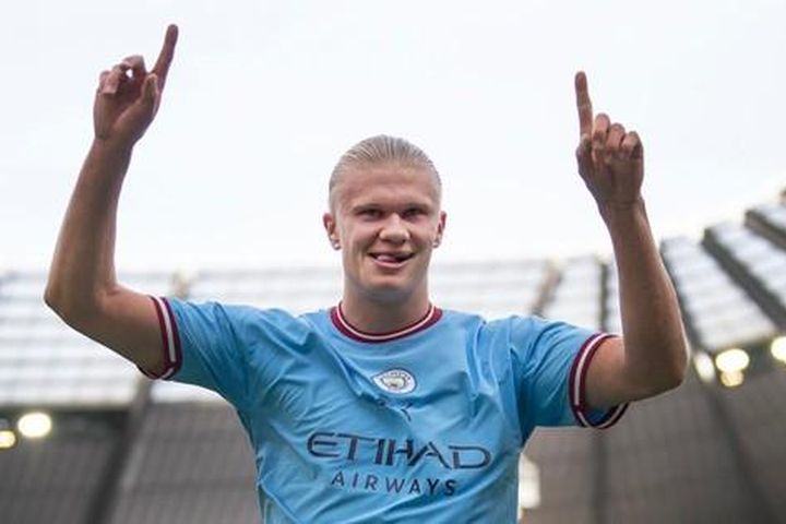 Erling Haaland lập cú đúp, Man City áp sát Arsenal