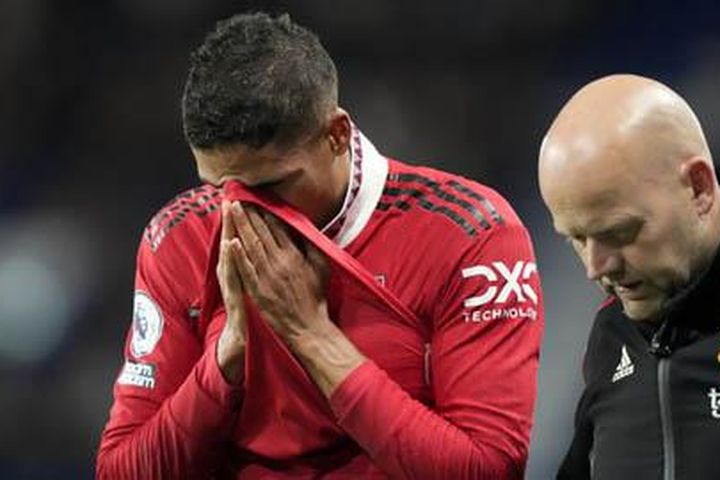 Varane rời sân trong nước mắt, MU và ĐT Pháp lo lắng