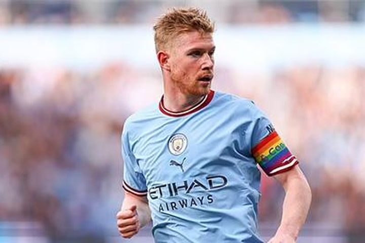 Lập siêu phẩm, De Bruyne vẫn bị Guardiola khiển trách