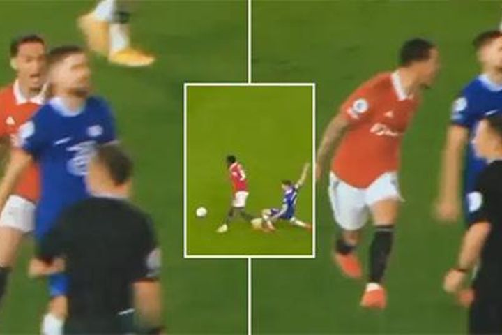 Antony hét vào mặt Jorginho sau bàn gỡ của MU