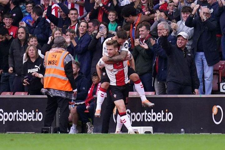 Arsenal đứt mạch thắng, bị Man City thu hẹp điểm số