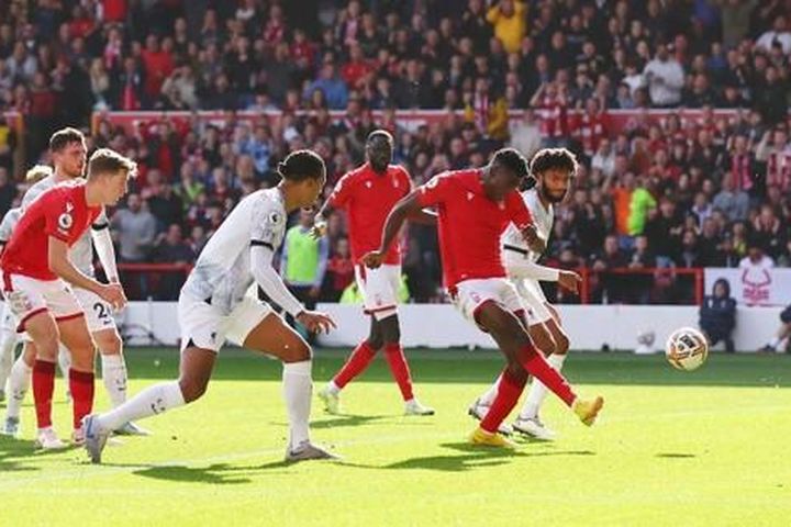 Người cũ Awoniyi ghi bàn, Liverpool phơi áo trên sân Nottingham Forest