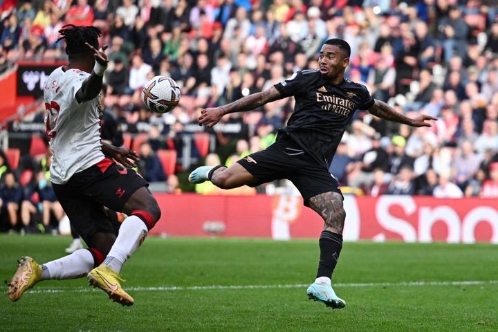 Hàng công phung phí cơ hội, Arsenal bị Southampton cầm chân ở St. Mary's