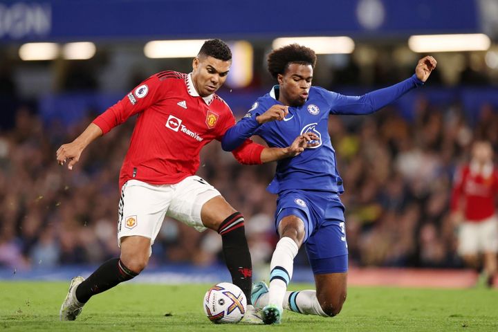 Casemiro ghi bàn phút bù giờ, Man Utd hòa kịch tính Chelsea