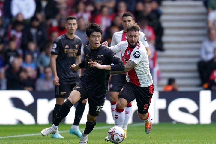 Hòa Southampton, Arsenal bị Man City đuổi sát