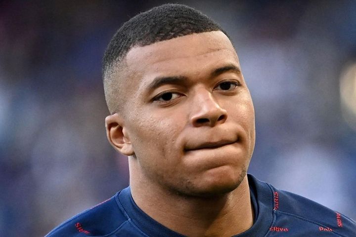 Mbappe kiếm 630 triệu euro sau khi ở lại PSG