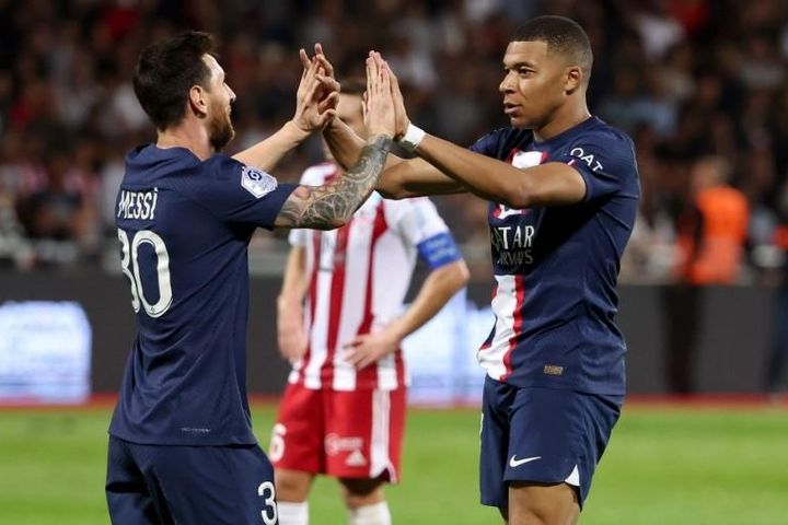 Tin nhanh bóng đá sáng 24/10: Varane vẫn còn cơ hội tham gia World Cup: Messi gặt hái thêm nhiều mốc thành tích mới; Van Der Sar chưa đến Man Utd