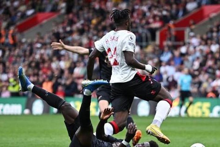 Hòa đội bóng yếu, HLV Arsenal trách mắng học trò