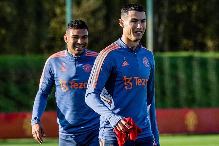 Ronaldo vui vẻ trở lại tập luyện cùng đội 1 MU