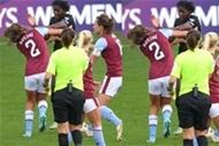 Nữ cầu thủ West Ham bị đuổi vì đấm thẳng mặt đối phương