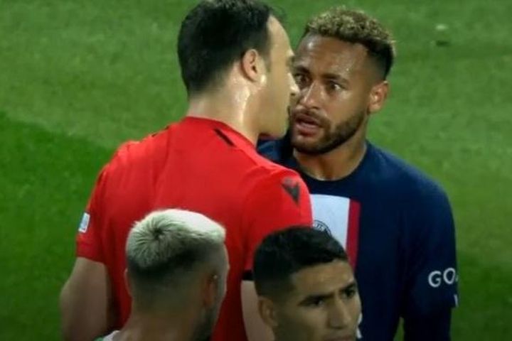 Neymar nổi giận khi Mbappe bị phạm lỗi