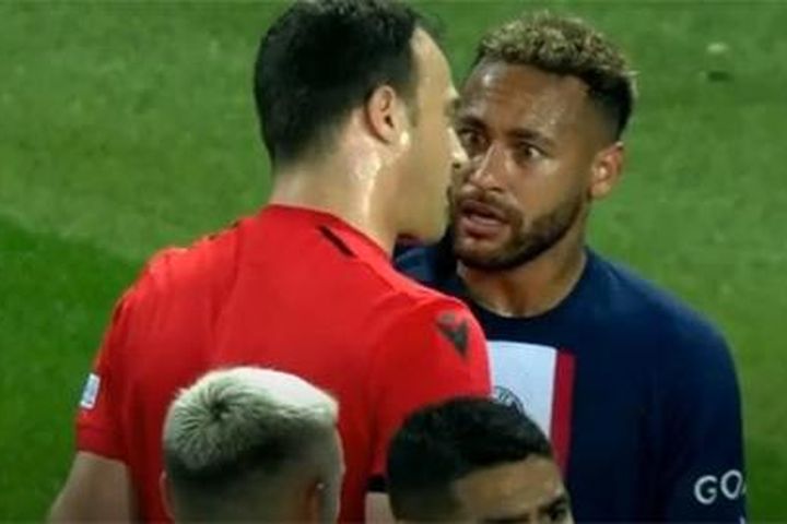 Neymar lĩnh án treo giò vì bảo vệ Mbappe