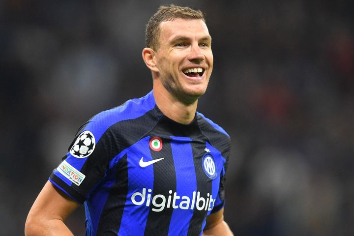 Inter tiễn Barca xuống Europa League
