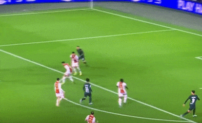 Darwin Nunez bị chế nhạo sau pha bỏ lỡ trước Ajax