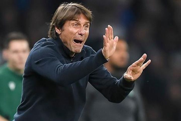 HLV Conte nhận thẻ đỏ ở phút 90+9